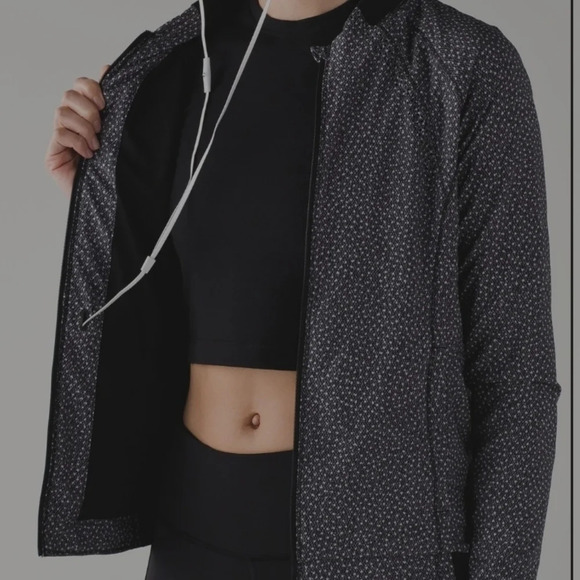 LULULEMON Hit it Frozen fizz white black bomber windbreaker Jacket  size 4 - Picture 3 of 10